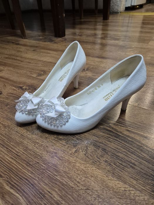 Туфли белые праздничные