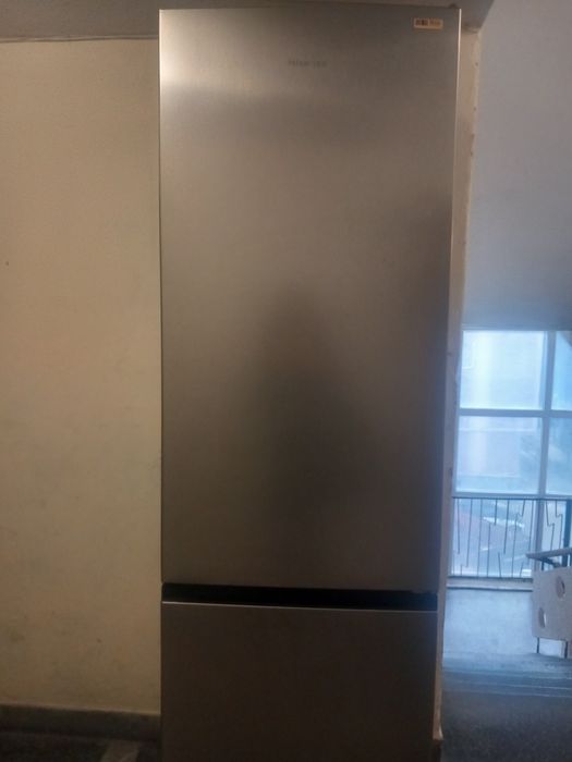Продавам хладилник  Hisense с  долна камера