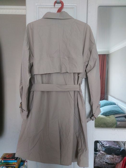 Женский плащ-тренчкот.