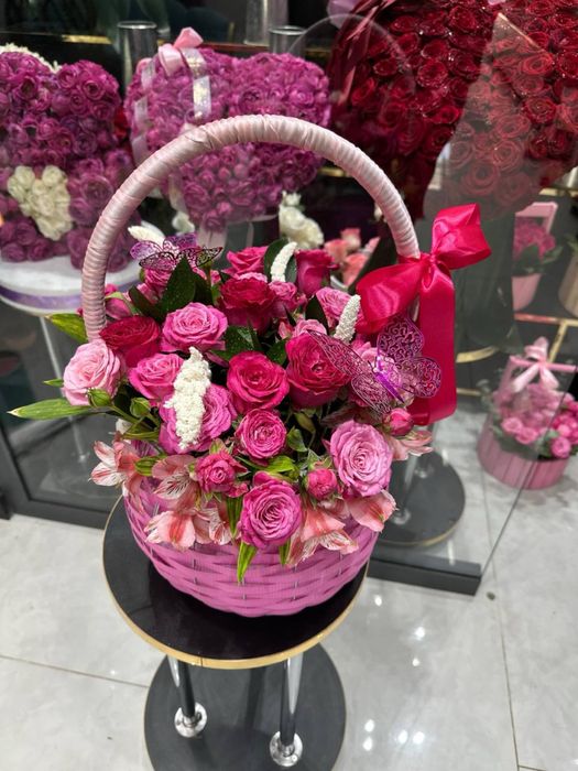 Savatli gullar korzinkali gullar tabiiy atirgul