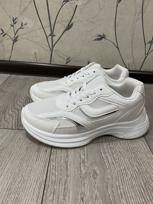 Продам кроссовки