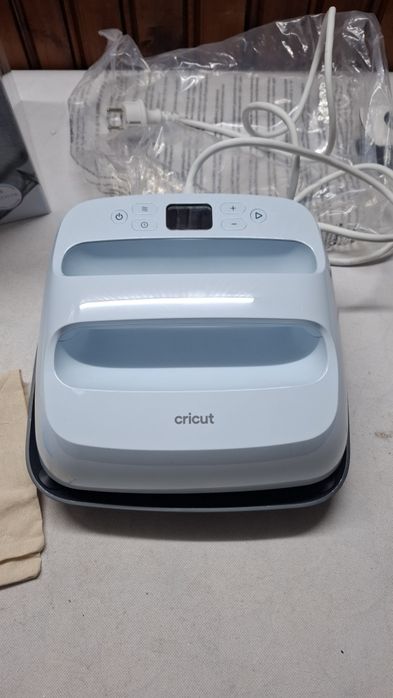 Cricut EasyPress 3.Термопреса за тениски и други, до 205градуса,1300W