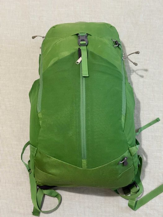Продавам раница Bergans Skarstind 28, зелена – вентилиран гръб, със забележка по PU покритието