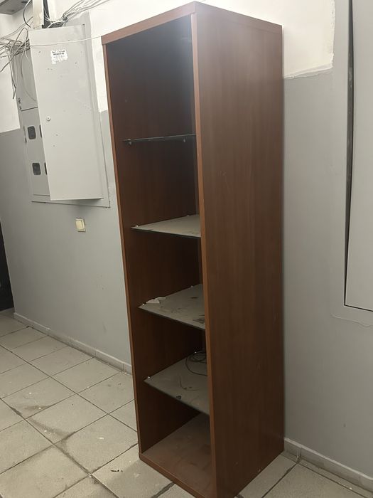 Шкаф с стеклянными полками