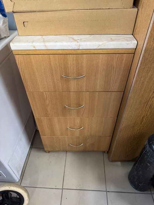 Comodă îngustă cu 4 sertare și blat / noptieră înaltă – 50 cm