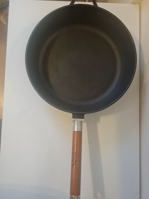 Продавам чугунен тиган BIOL -28 см.