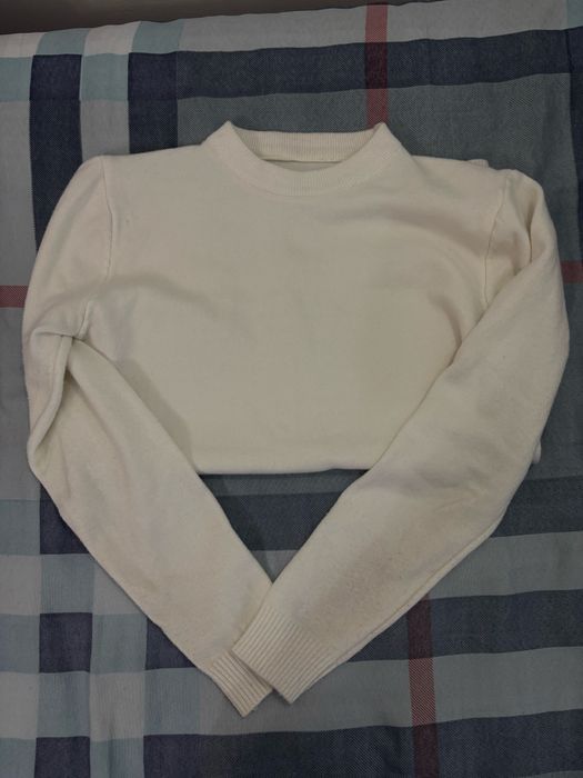 Белый свитшот, обтягивает