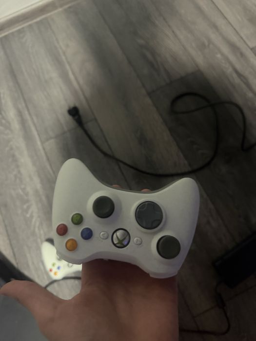 Xbox 360 cu doua controllere si adaptor original