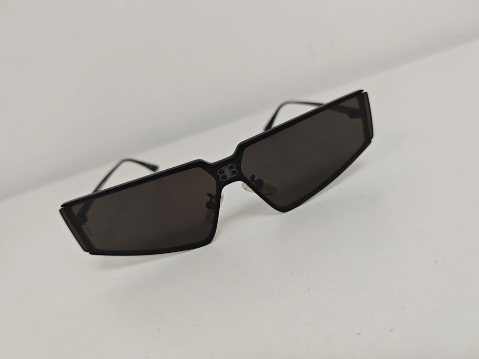 Слънчеви очила Balenciaga в черно
в черно