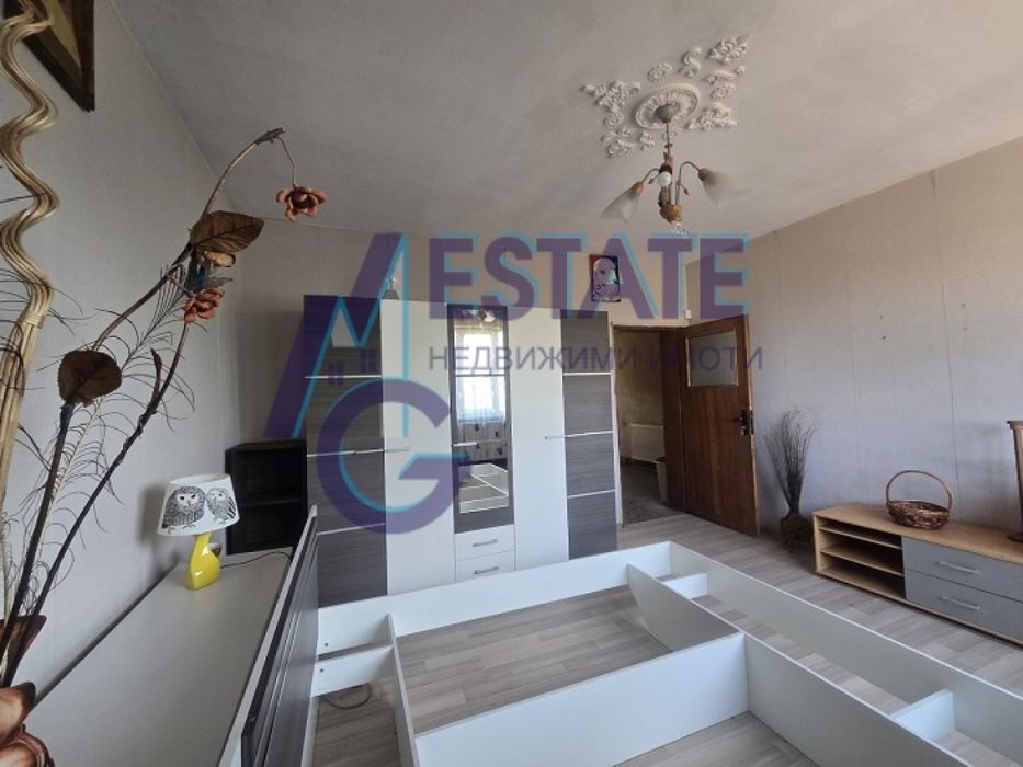 Масивна двуетажна къща гр Нови Искър