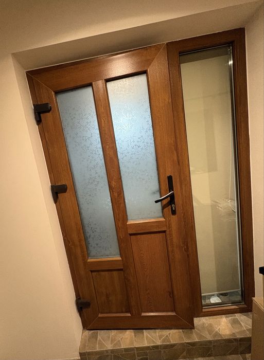 Ușă de exterior PVC cu geam lateral termopan – stare foarte bună