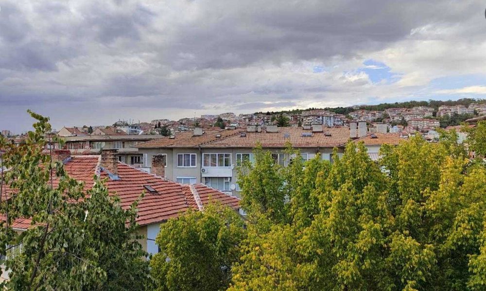 Просторен апартамент с чудесна гледка в центъра на Велико Търново