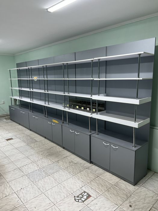 Шкафы, стелложи, стол.