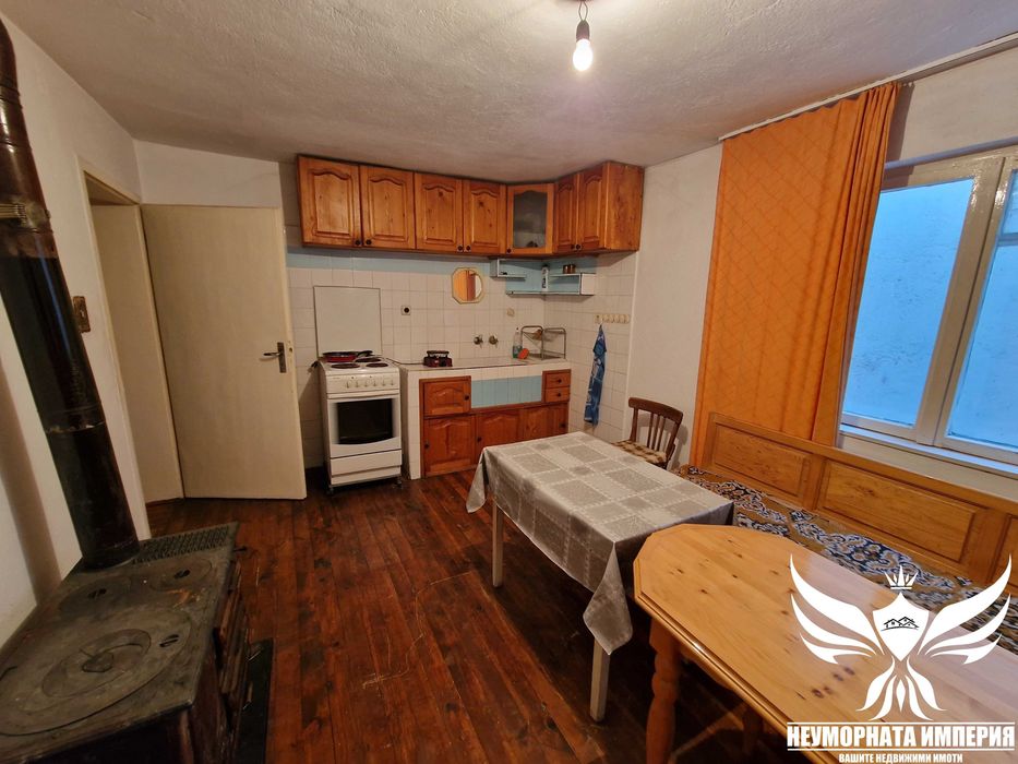 Продавам тристаен 72кв с 1/2партер и 1/2двор в Асеновград, Долни Воден