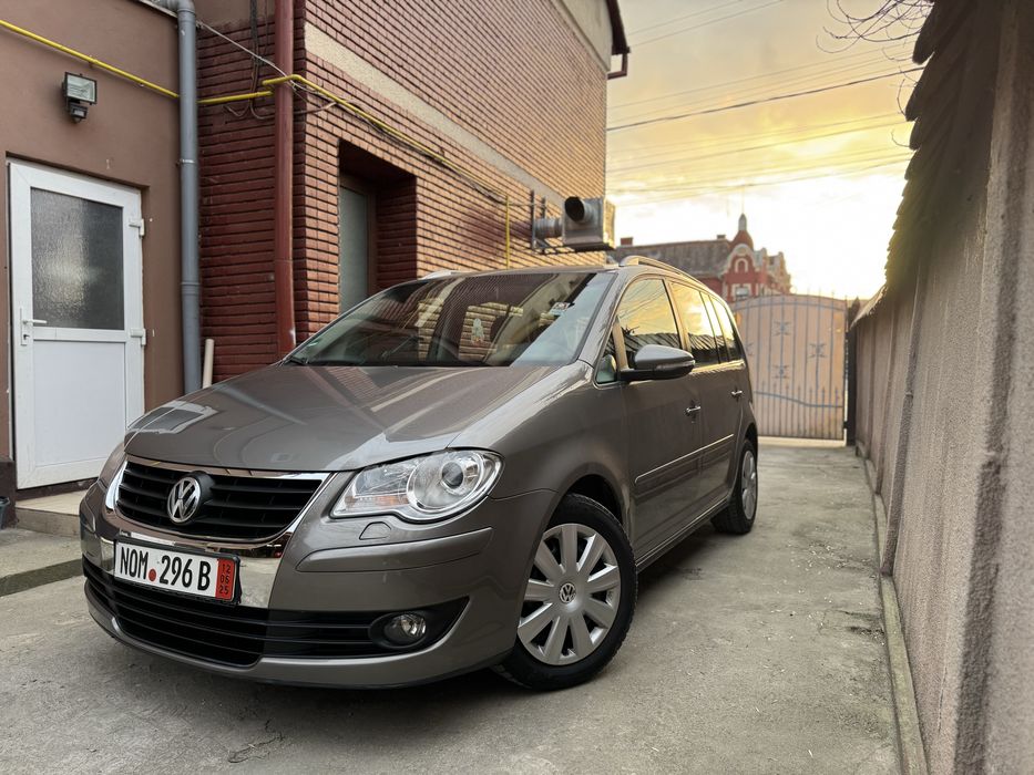 Touran 2011 1.9 TDI  hig line  carte servis /la zi