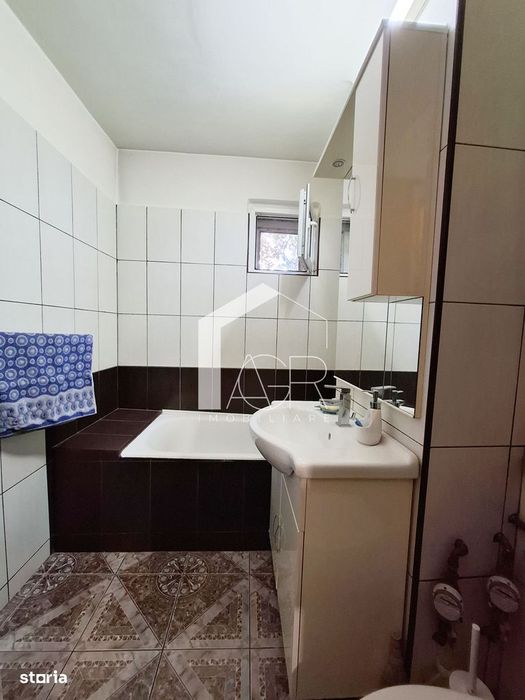 Apartament cu 3 camere, decomandat, zona Vest