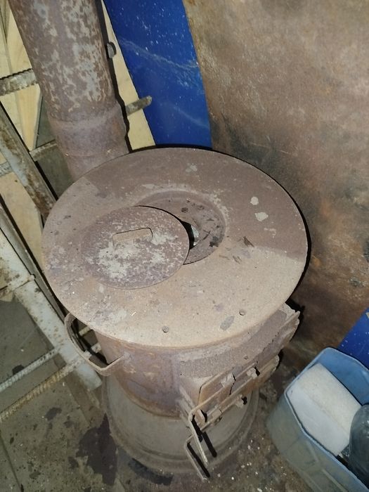 Печь - буржуйка.