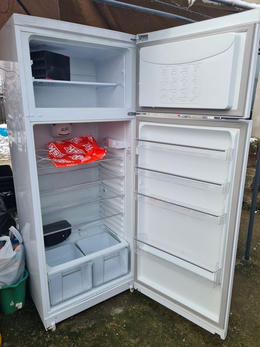 Vand frigider ariston