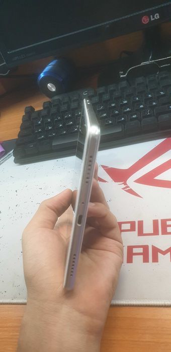 Планщет Samsung galaxy Tab A 8.0 в хорощем состоянии