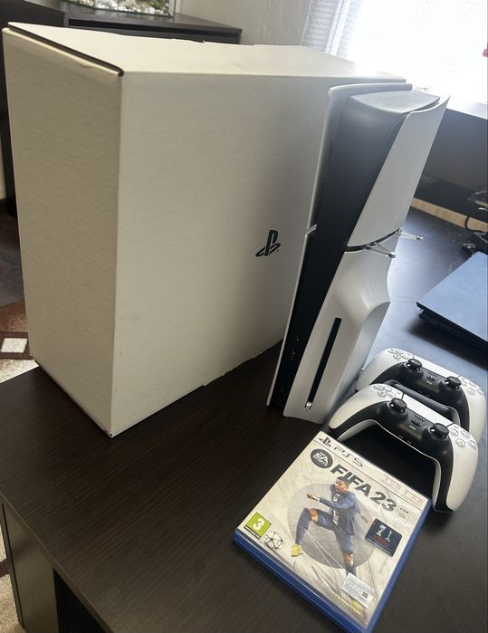Продавам конзола PlayStation 5 (Slim) Standard Edition + Втори DualSense