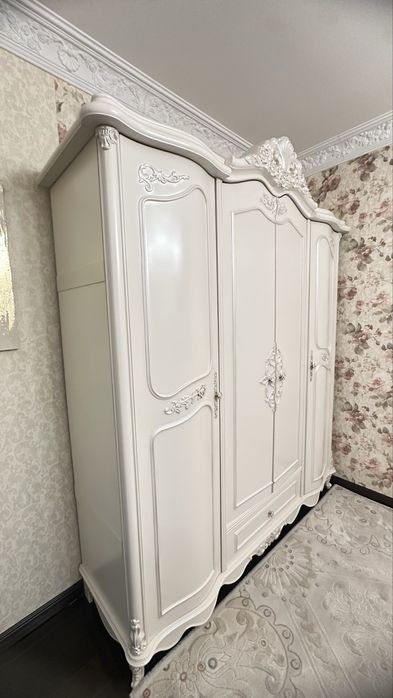 Шикарный шкаф в идеальном состоянии