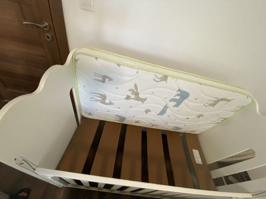 Interbaby Бебешко дървено легло Curve + матрак