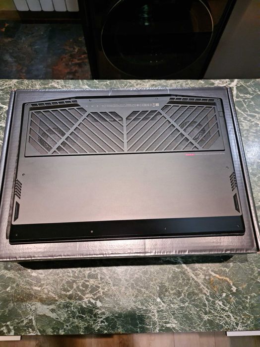 HP OMEN 17 ( 17-CB1001NU ) RTX 2080 SUPER, 32GB RAM, i7-10750H 5 GHz