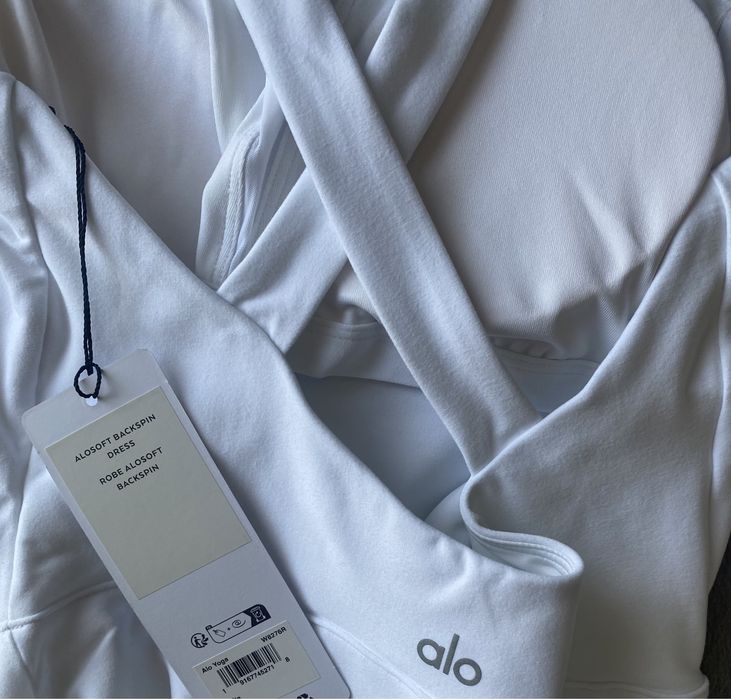 Alo Yoga тенис рокля и пола и потник New Balance