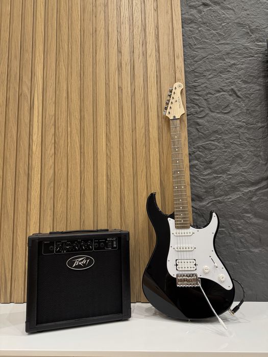 Электротгитара Yamaha Pacifica, гитарный комбоусилитель Peavey SOLO.