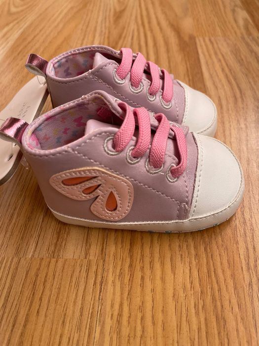 Нови бебешки обувки