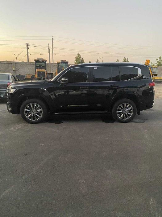 Продам TOYOTA LAND CRUISER 300 70 Anniversary 300ZI 2022г.