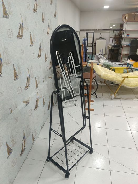 Зеркало напольное на колёсиках
