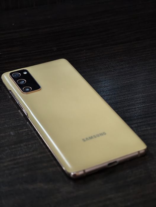 Samsung s20fe Cloud Orange