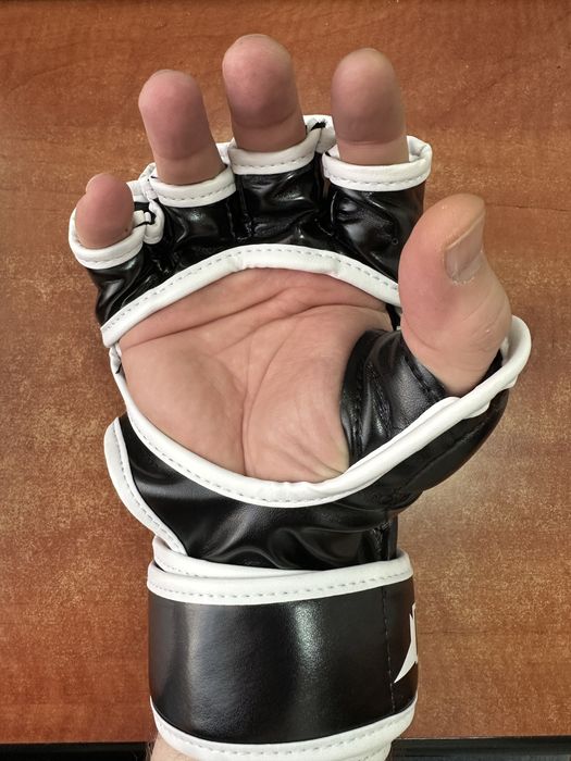 Manusi MMA pentru adulti