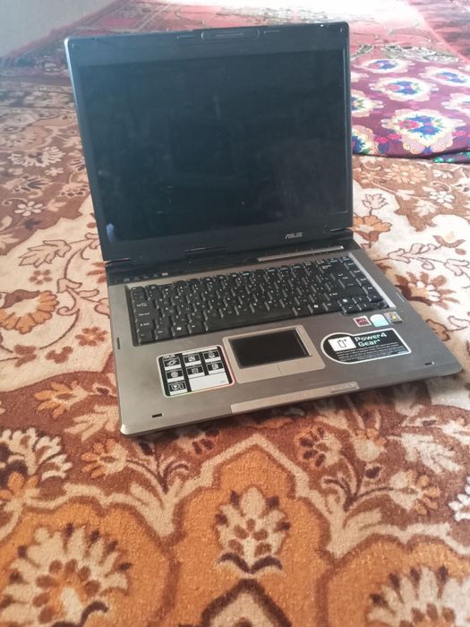 ASUS firmasidagi noutbook,xotirasi haqida rasmda bor