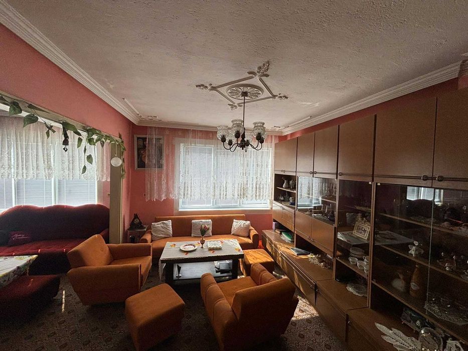 ЕТАЖ от КЪЩА с РЗП 120 кв.м, двор 150 кв.м, град Карлово