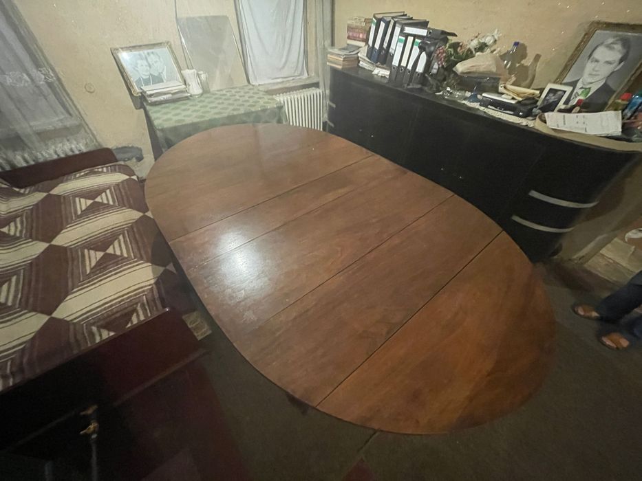 Masă extensibilă din lemn masiv cu 10 scaune sculptate, stil clasic