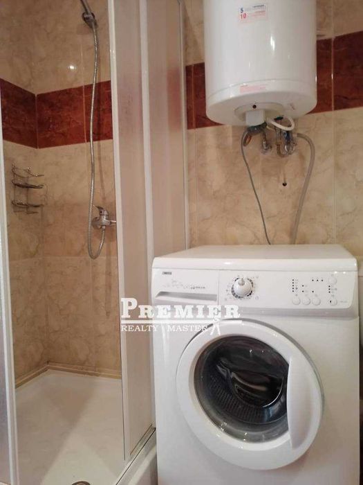 Предлагаме за продажба много просторен тристаен апартамент