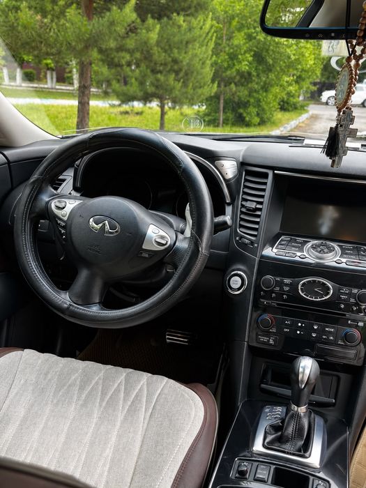 Продам автомобиль Infiniti FX35