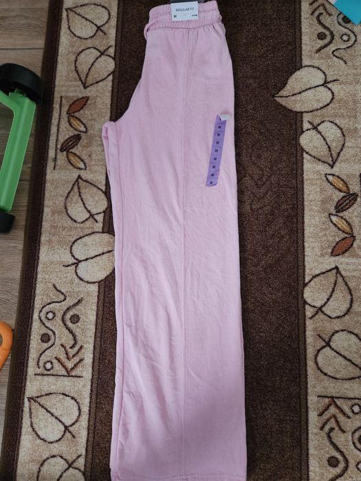 Pantaloni noi Sinsay