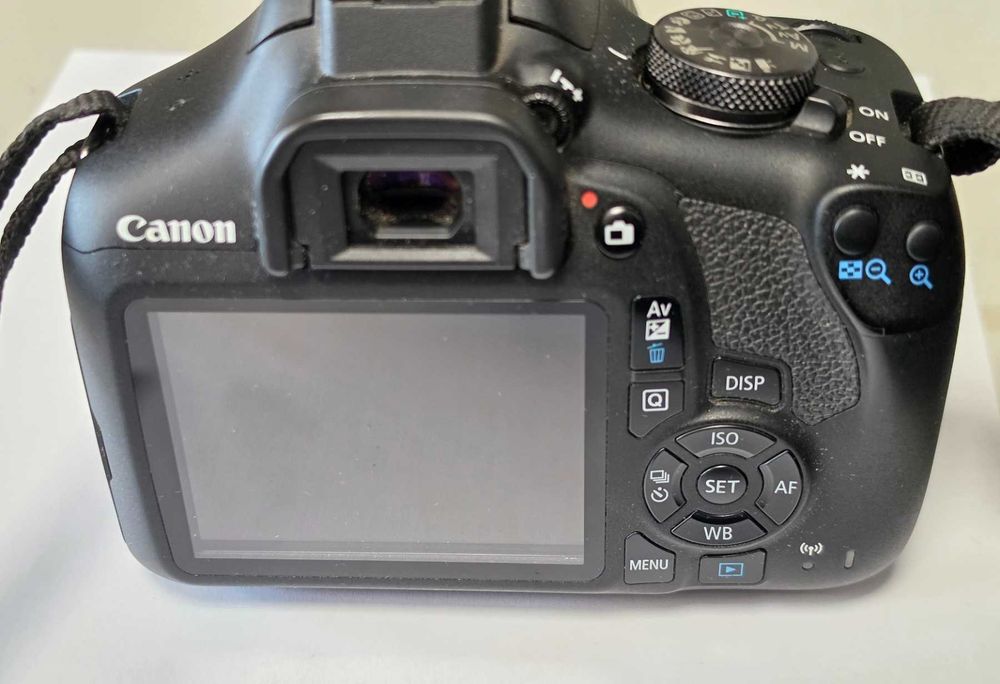 Фотоапарат Canon EOS 2000D +Обектив