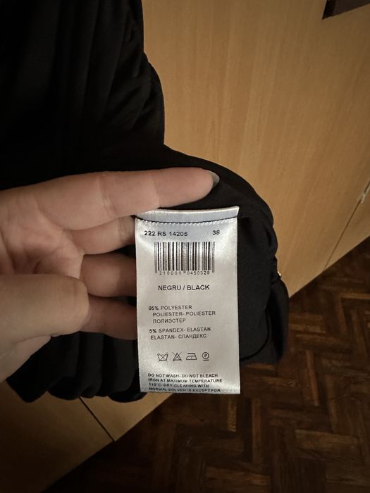 Vand rochie neagră cu pene de struț