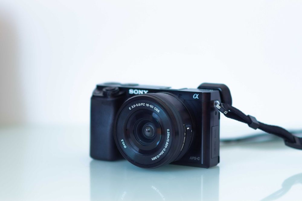 Vand/Schimb SONY a6000 kit  NOU 800 de cadre! + FullBOX cutie obiectiv