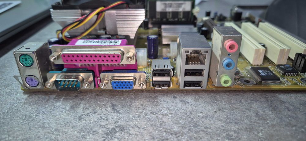 Placa baza retro DFI KM400-MLV sk. 462 / procesor AMD Athlon 2400+ / DDRAM 1Gb  / HDD 80 Gb Win7