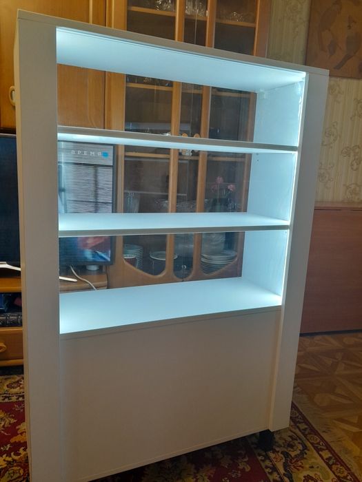 Витрину небольшую с подсветкой продам