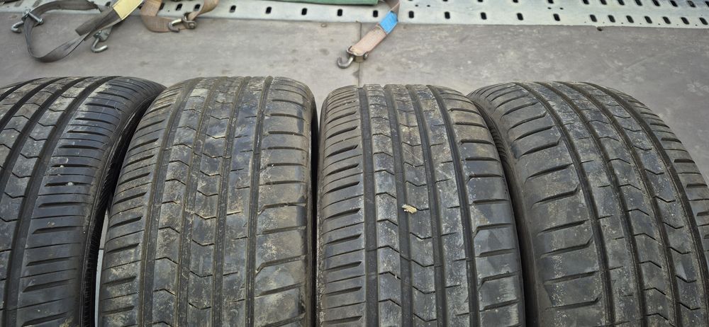 205/70 R 15C.225/50 R 17.215/45 R 17.275/35 R 21.245/40 R 21.