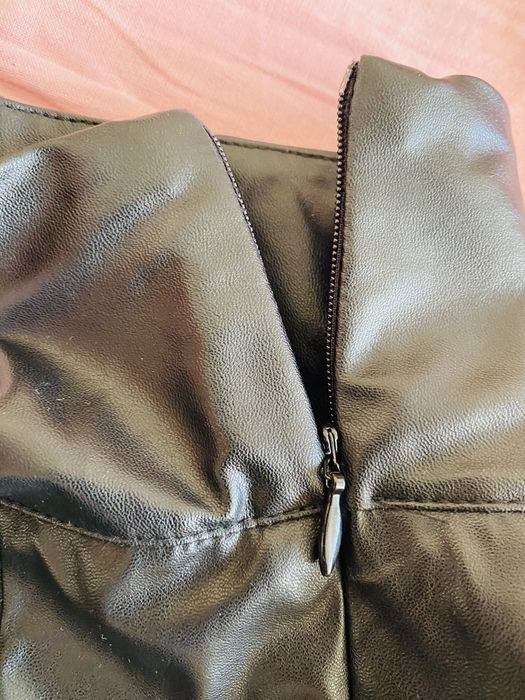 Пола  от  еко  кожа   L  размер