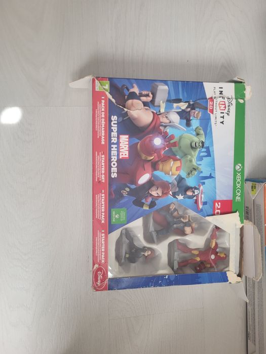 Продавам конзола xbox one с джойстик и игри