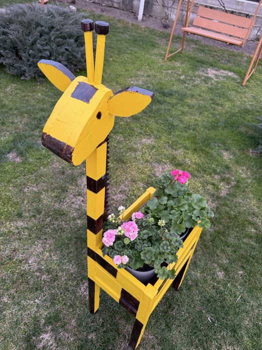 Girafa gigant din lemn personalizata ghiveci flori si decor