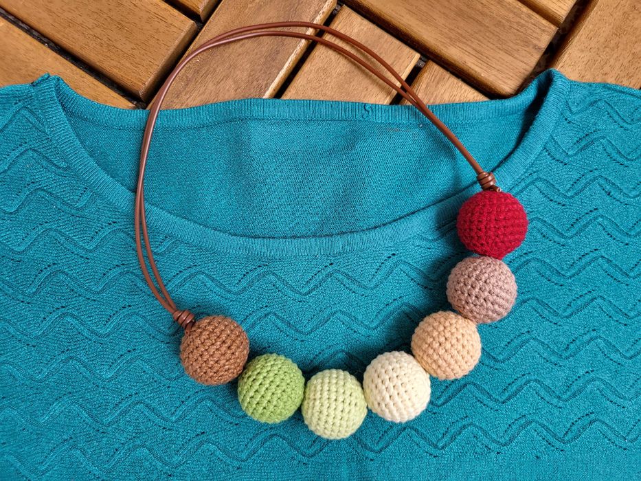 Дамско колие от плетени мъниста